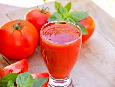 ۵ مزیت شگفت انگیز آب گوجه فرنگی برای سلامتی