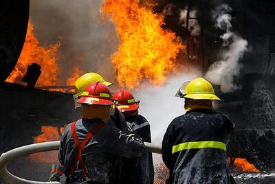 حریق انبار لوازم خانگی، آتش نشانان را به محل حادثه کشاند