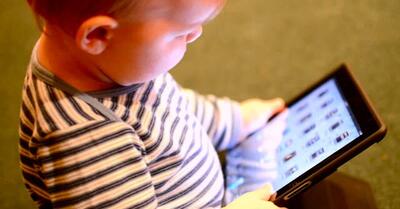 بلایی که مواجهه زودهنگام با دستگاه‌های دیجیتال بر سر کودکان می‌آورد