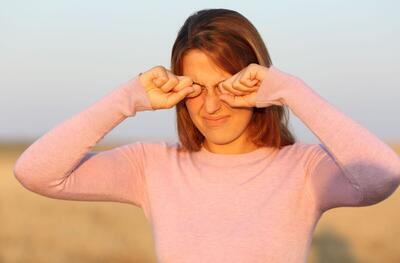 علائم آفتاب سوختگی چشم را بشناسید | برای درمان آفتاب سوختگی چشم چه کار کنیم ؟ ؛ ​​بهترین راه برای محافظت از چشم ها