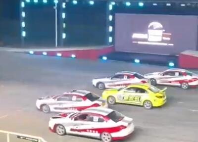 نمایش تماشایی خودروهای رالی در پیست