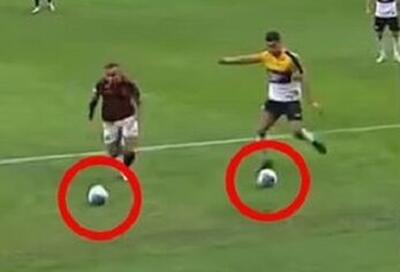ببینید / عجیب‌ترین پنالتی فوتبال به دلیل ورود توپ دوم به زمین فوتبال