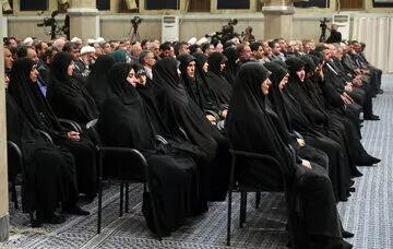 تصویری از پوشش متفاوت این نماینده زن در دیدار با رهبر انقلاب