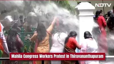 استفاده از ماشین آب‌پاش علیه زنان کارگر شهرداری در ایالت ماهیلای هند/ سوختگی شماری از معترضان