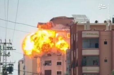 فیلم/ لحظه اصابت موشک به ساختمان مسکونی در غزه