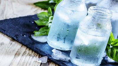 با نوشیدن آب سرد چه اتفاقی در بدن ما می‌افتد؟ | مضرات خوردن آب سرد