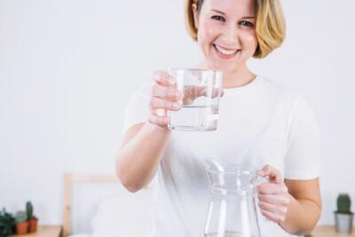 ۸ فایده نوشیدن آب کافی برای بدن ؛ در روز چند لیوان آب بخوریم ؟ | مضرات نوشیدن آب زیاد