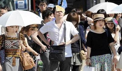 (ویدئو) هشدار درباره گرمازدگی در ژاپن؛ چتر‌ها و پنکه‌هایی که در خیابان می‌گردند