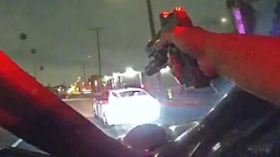 (ویدئو) راننده فراری با تفنگ خودکار خودروی پلیس را به رگبار بست