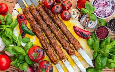 طرز تهیه کباب کوبیده در خانه؛ راز جلوگیری از ریزش کباب