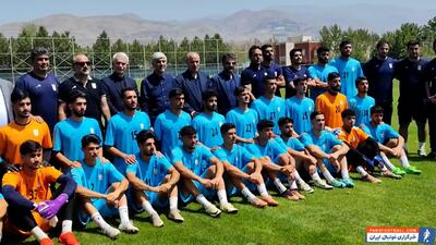 عکس یادگاری تیم ملی جوانان با هاشمی و تاج - پارس فوتبال | خبرگزاری فوتبال ایران | ParsFootball