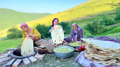 (ویدئو) نمایی نزدیک از پخت نان محلی تنوری توسط بانوان روستایی البرزنشین