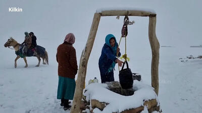 (ویدئو) روش جالب بانوی عشایر افغان در تهیه یک غذای محلی در هوای برفی