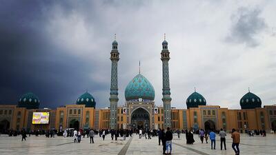 اهتزاز پرچم سرخ انتقام برفراز گنبد فیروزه ای مسجد جمکران | تصاویر
