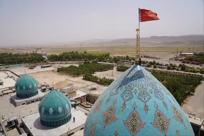 اهتزاز پرچم انتقام برفراز گنبد مسجد جمکران | ویدئو