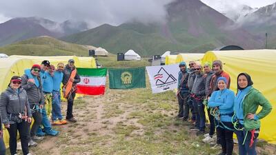 کوهنوردان منتخب مشهد پس از صعود موفق به قله ابن سینا به این شهر بازگشتند‍