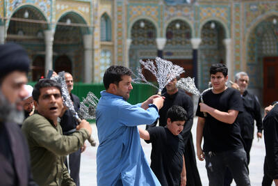 تصاویر: حضور دسته‌جات عزاداری شهادت امام سجاد (ع) در حرم حضرت معصومه (س) | خبرگزاری بین المللی شفقنا