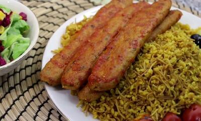 طرز تهیه کباب کوبیده مرغ به روش متفاوت یک آشپز ماهر (فیلم)