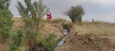 جستجوی امدادگران هلال احمر برای یافتن کودک ۲ ساله الیگودرزی | ویدئو