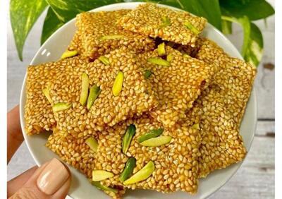 طرز تهیه سوهان کنجدی با سه قلم: تو سه سوت به این روش نرم میشه؛ بهترین عصرانه تابستانی