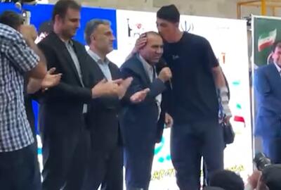حرکت زیبای آرین سلیمی برای قدردانی از پدر و مادرش