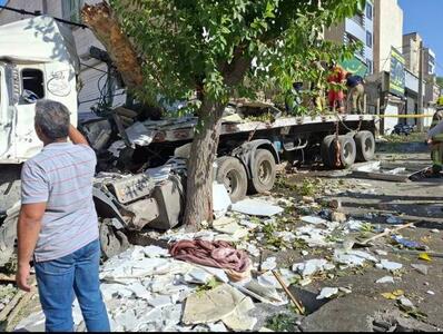 نجات عجیب مرد جوان در حادثه تصادف تریلی در خیابان استخر