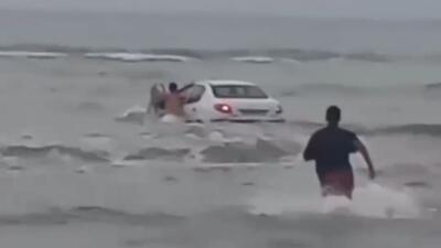 ویدئو حرکت جنون‌آمیز راننده ۲۰۶ در ساحل نوشهر | با ماشین صد متر داخل دریای خزر شد!