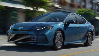 بررسی تویوتا کمری هیبرید دیلوکس برساوش (Camry Hybrid) | bama.ir