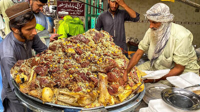 (ویدئو) غذای خیابانی در پاکستان؛ پخت چلو گوشت محلی در پیشاور