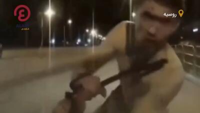 فیلم لحظه وحشتناک حمله یک زامبی به خودرو یک زن در روسیه ! | فردی شبیه به زامبی که خون از سینه او می‌ریزد، روی خودروی زنی می‌پرد