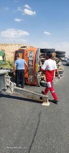 واژگونی یک دستگاه کامیون ۳ مصدوم بر جای گذاشت