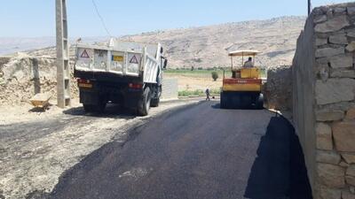 ادامه طرح آسفالت معابر روستایی در شهرستان چرام