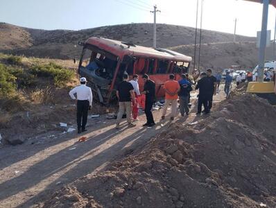 خروج اتوبوس از جاده 15 مصدوم بر جای گذاشت