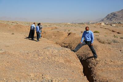 بیم ناممکن شدن سکونت در مرکز ایران؛ سازمان زمین‌شناسی دربارهٔ پیامدهای فرونشست زمین هشدار داد | اقتصاد24