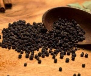 به 24 دلیل مهم روغن فلفل سیاه مصرف کنید