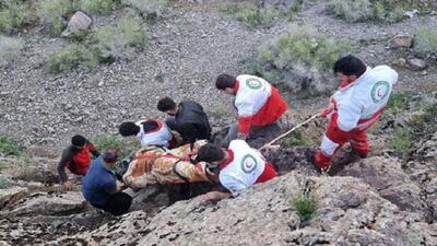 نجات جان فرد گرفتار در ارتفاعات روستای زواریان قم