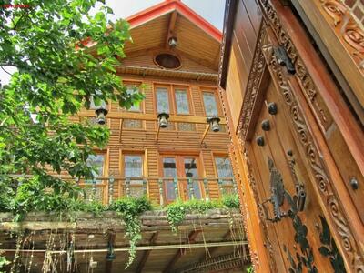 خانه‌ای بدون نیاز به کولر: شاهکار چوبی تهران که گرمای تابستان را شکست می‌دهد | معماری شگفت‌انگیز خانه چوبی حکیمیه