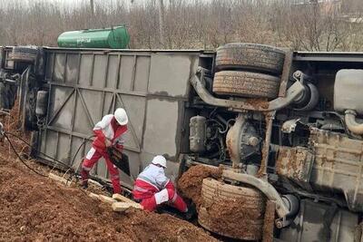 واژگونی اتوبوس حامل زائران کربلا در ساوه ۲۸ مصدوم بر جای گذاشت