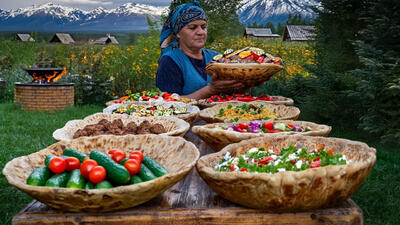 (ویدئو) فرآیند پخت نان سنتی دودی در قابلمه بزرگ چدنی