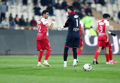 با ورود بازیکنان پرسپولیس برای گرم کردن، هواداران حاضر در ورزشگاه به شدت آنها را مورد تشویق قرار دادند