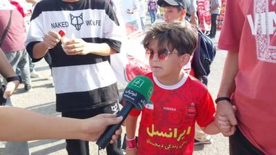اختصاصی/ گفت و گو با کودک هوادار پرسپولیس که پیراهن سروش رفیعی را پوشیده است