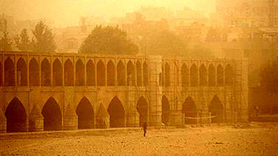 آسمان اصفهان در محاصره گرد و خاک