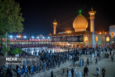 مراسم لاله گردانی خدام حرم شاهچراغ (ع) در شام شهادت امام رضا(ع)