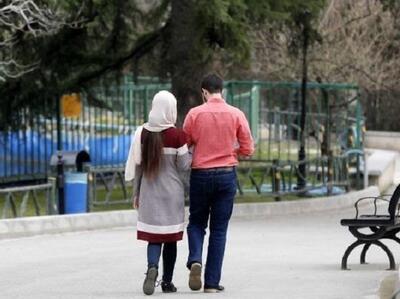 در یک دهه گذشته موارد سالانه ازدواج از ۸۰۰ به ۴۸۰ هزار مورد کاهش یافته / از هر ۵ ازدواج دو مورد به طلاق منجر می‌شود / ۵ درصد از زنان بالای ۴۰ سال دیگر ازدواج نمی‌کنند؛ این رقم در دهه ۱۹۸۰ تنها ۲ درصد بود / نرخ باروری در سال ۲۰۱۷ به ۲.۰۹ به ازای هر زن کاهش یافت، اما اکنون تا ۱.۷ درصد پایین آمده / نرخ ازدواج سفید در شهر‌هایی مثل تهران، اراک، اصفهان و مشهد، به ۷ تا ۱۴ درصد کل زوج‌ها رسیده