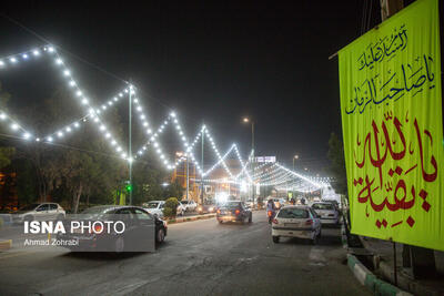 فضاسازی شهر قم با شعار «یک جهان بر تو سلام» به مناسبت نهم ربیع‌الاول