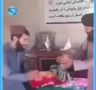 رقص جنجالی مامور امر به معروف طالبان با آهنگ سیاه نرمه نرمه!