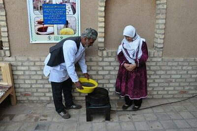 دومین جشنواره شیره انگور در کاشمر برگزار شد