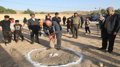 مشق الفبای دانش آموزان با کلنگ زنی مدرسه شش کلاسه در ارجنک