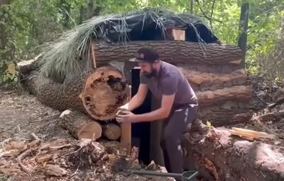 معماری خلاقانه؛ آقاهه تو جنگل با تنه درختا کلبه ساخته تماشایی به دیوارش تابلو فرش زده