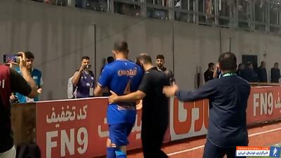 روزبه چشمی عصبانی از دریافت کارت قرمز و اخراج - پارس فوتبال | خبرگزاری فوتبال ایران | ParsFootball